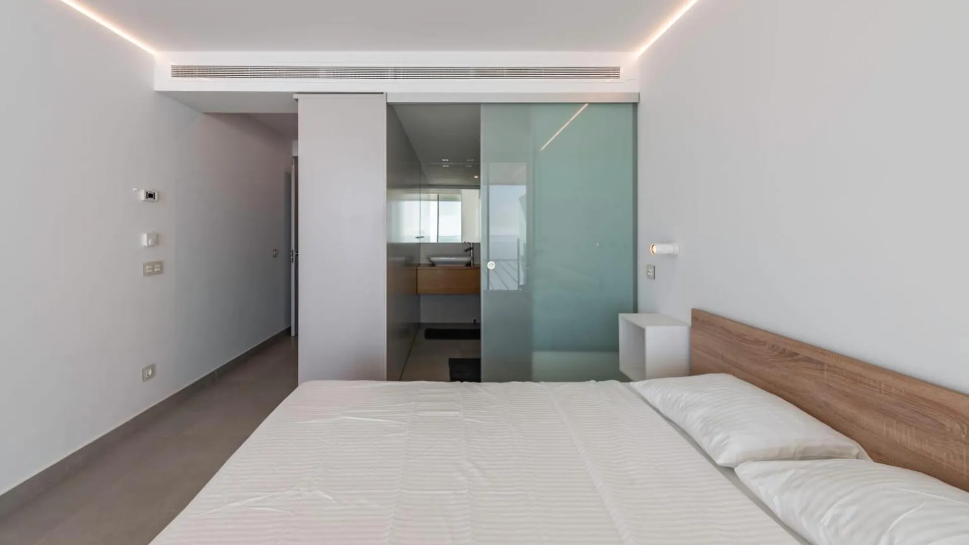 Serene Seaview Retreat In Higueron: 2Br Oasis Fuengirola