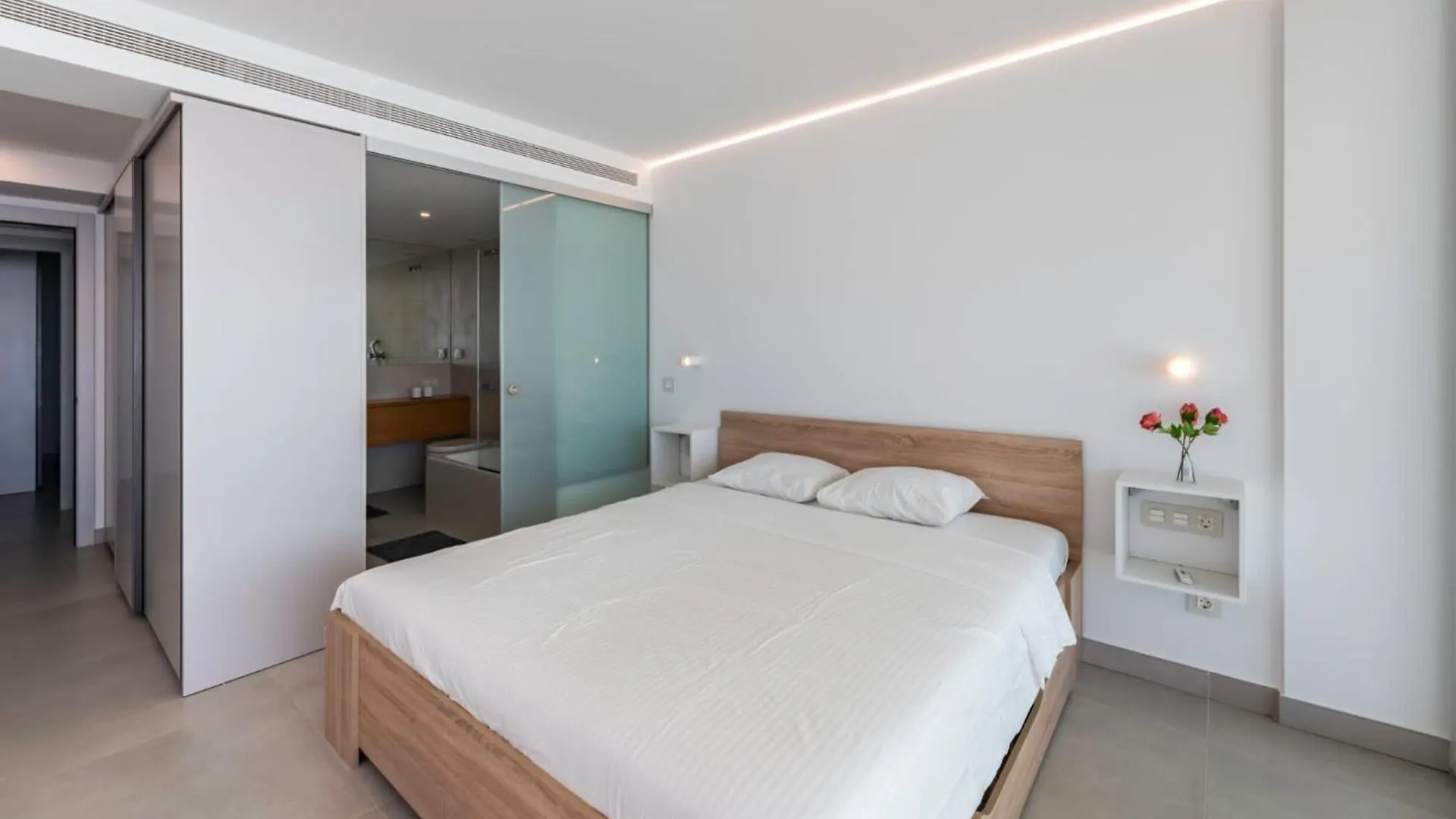 Serene Seaview Retreat In Higueron: 2Br Oasis Fuengirola Apartment